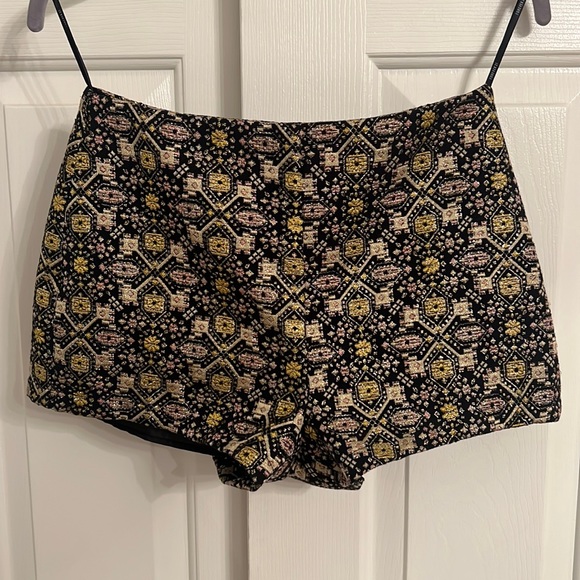 U12- Forever 21 Black Shorts High Waist Gold Metallic Stitch Side Zip Size Small - Picture 1 of 11